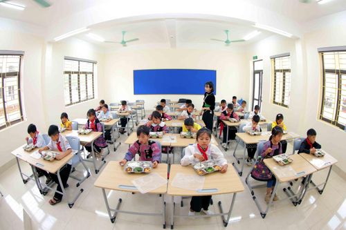 Giờ ăn trưa tại lớp học của Trường phổ thông nội trú Tiểu học và Trung học cơ sở Yên Sơn mới được khánh thành.