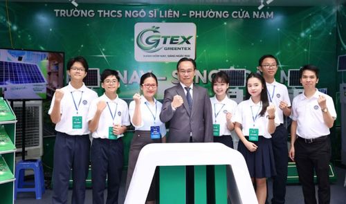 Bộ trưởng Bộ Giáo dục và Đào tạo Hoàng Minh Sơn chụp ảnh cùng cô và trò Trường THCS Ngô Sĩ Liên (Hà Nội).