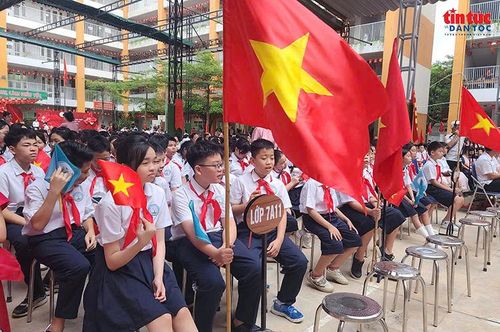Lễ khai giảng tại Trường Tiểu học và THCS Nguyễn Tuân (phường Thanh Xuân, Hà Nội) diễn ra trong không khí đặc biệt với sự tham dự của gần 4.000 học sinh.