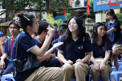 Học sinh Trường PTCS Xã Đàn (Hà Nội) trong không khí vui tươi, háo hức trước giờ diễn ra Lễ khai giảng năm học 2026-2027 sáng 5/9.