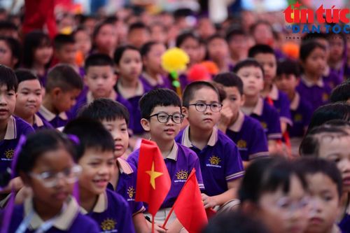 Học sinh Trưởng Tiểu học Hoàng Mai rạng rỡ trong ngày khai trường.