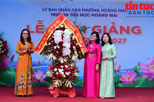 Bà Vương Hương Giang, Phó Giám đốc Sở Giáo dục và Đào tạo Hà Nội tham dự lễ khai giảng trường Tiểu học Hoàng Mai.