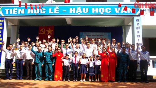 Cán bộ, chiến sĩ, giáo viên, học sinh, nhân dân và các lực lượng trên đảo Trường Sa chào mừng năm học mới 2026 - 2027.