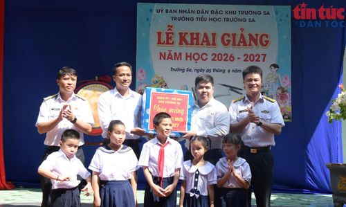Cán bộ chiến sĩ Hải quân tặng quà cho thầy và trò bước vào năm học mới.