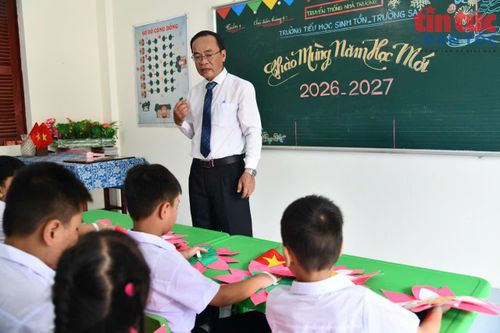 Thầy giáo Phan Quang Tuấn, Trường Tiểu học Sinh Tồn gặp gỡ trò chuyện với các em học sinh sau Lễ khai giảng.