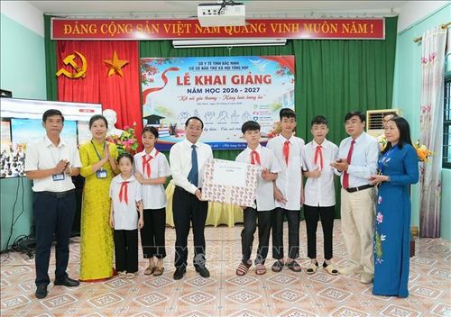 Phó Giám đốc Sở Y tế tỉnh Bắc Ninh Nguyễn Văn Định tặng quà học sinh khuyết tật dạng nghe - nói nhân dịp năm học mới.
