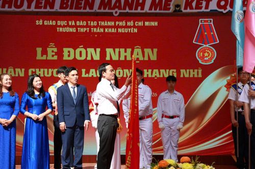 Trường THPT Trần Khai Nguyên vinh dự đón nhận Huân chương Lao động hạng Nhì trong ngày khai giảng.