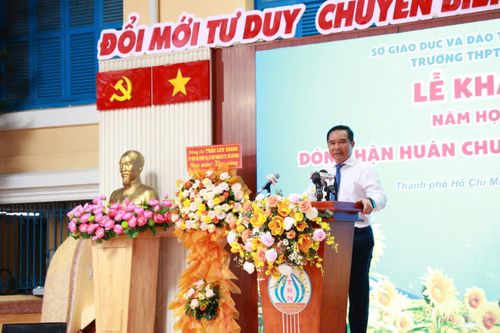 Ông Nguyễn Văn Được, Chủ tịch UBND TP Hồ Chí Minh phát biểu tại lễ khai giảng.