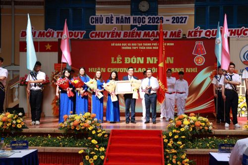 Bí thư Thành ủy TP Hồ Chí Minh Trần Lưu Quang và Chủ tịch UBND Thành phố Nguyễn Văn Được chung vui cùng thầy, trò nhà trường khi đón nhận Huân chương Lao động Hạng Nhì.