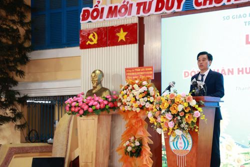 Ông Ngô Hùng Cường, Hiệu trưởng Trường THPT Trần Khai Nguyên phát biểu tại lễ khai giảng.