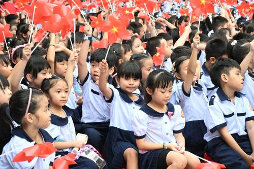 Các em học sinh trường Tiểu học Nguyễn Bỉnh Khiêm, phường Sài Gòn, TP Hồ Chí Minh trong ngày khai giảng năm học mới sáng 5/9.