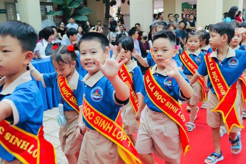 Các em học sinh trường Tiểu học Phước Long, phường Phước Long, TP Hồ Chí Minh trong ngày khai giảng.