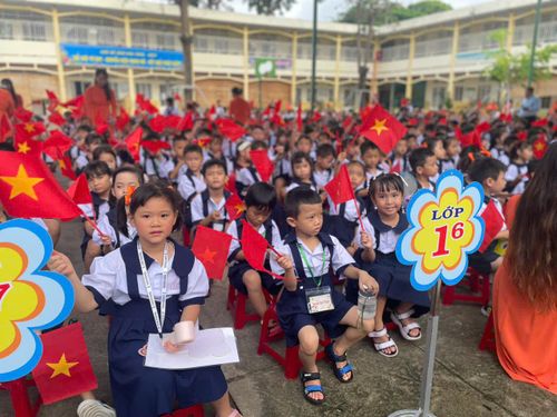 Các em học sinh lớp 1 trường tiểu học Lương Thế Vinh, phường Thủ Đức trong lễ khai giảng.