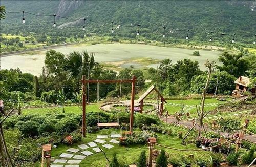 Chủ tiệm cà phê Lưng Chừng (xã Tri Tôn, An Giang) tự ý chuyển đất rừng phòng hộ sang đất phi nông nghiệp bị xử phạt vi phạm hành chính. Ảnh: TTXVN phát