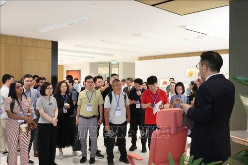 Phó Tổng Giám đốc TTXVN Đoàn Thị Tuyết Nhung cùng đại biểu các hãng thông tấn, truyền thông khu vực châu Á - Thái Bình Dương tham quan, khảo sát một số cơ sở kinh tế, văn hóa tại Quảng Châu, Phật Sơn và Thâm Quyến… Ảnh: Công Tuyên/PV TTXVN tại Trung Quốc