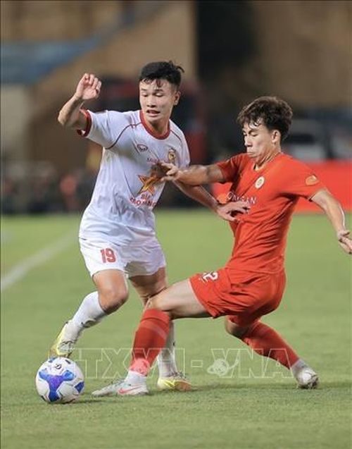 Nỗ lực của các cầu thủ Hồng Lĩnh Hà Tĩnh nhưng không thành công.