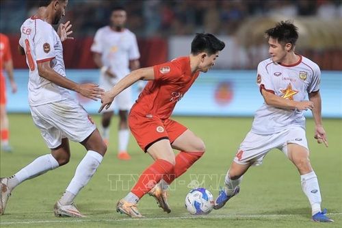 Nỗ lực đi bóng của Đình Bắc (CAHN).