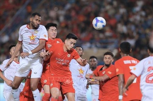 Nỗ lực của các cầu thủ Hồng Lĩnh Hà Tĩnh nhưng không thành công.