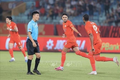Artur (số 10) ghi bàn thắng mở tỷ số cho CLB Công an Hà Nội.