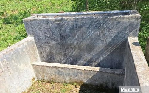 Các bể chứa nước cạn trơ đáy.