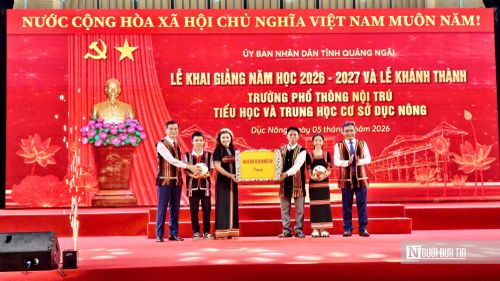 Ban giám hiệu nhà trường nhận quà của Tổng Bí thư, Chủ tịch nước Tô Lâm.