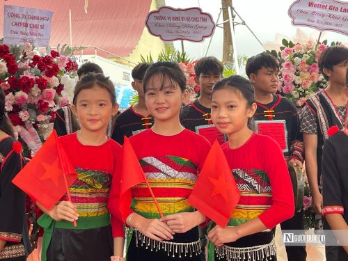 Học sinh phấn khởi trong năm học mới.