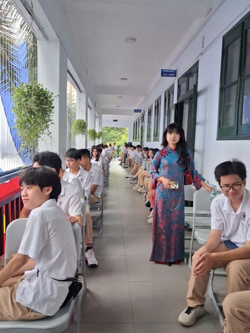 Cô giáo và học sinh trường THPT Lý Thái Tổ háo hức chờ Lễ khai giảng chính thức. Ảnh: BNEWS/TTXVN