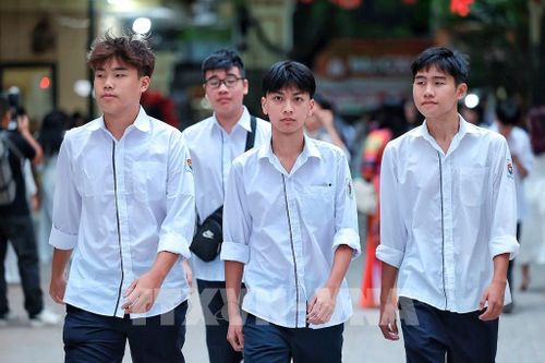 Nam sinh Trường THPT Việt Đức đến trường trong buổi sáng khai giảng năm học mới 2026 - 2027. Ảnh: Phạm Tuấn Anh - TTXVN