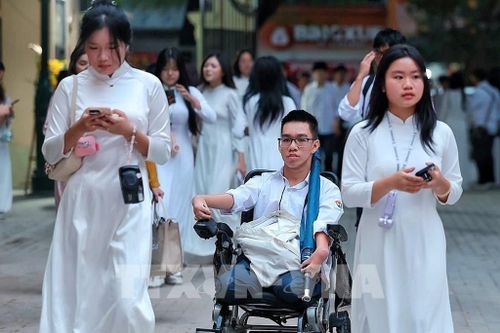 Cùng các bạn đến trường trong ngày khai giảng năm học 2026 - 2027 tại Trường THPT Việt Đức. Ảnh: Phạm Tuấn Anh - TTXVN 