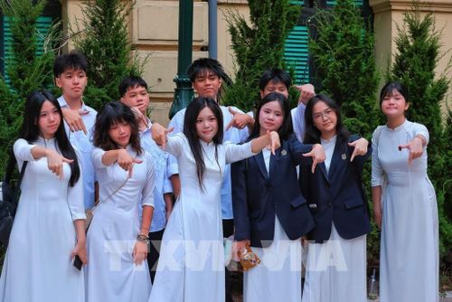 Học sinh Trường THPT Việt Đức lưu lại kỷ niệm trong ngày đầu tiên năm học mới 2026 - 2027. Ảnh: Hoàng Hiếu - TTXVN