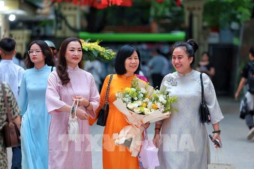 Các cô giáo Trường THPT Việt Đức rạng rỡ trong ngày khai giảng năm học 2026 - 2027. Ảnh: Phạm Tuấn Anh - TTXVN