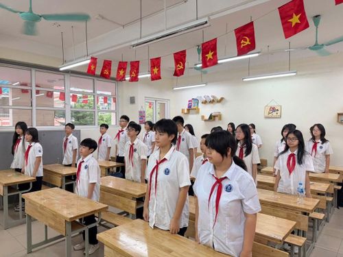 Học sinh trường THCS Ba Đình dự Lễ khai giảng trực tuyến tại lớp học. Ảnh: Thành Trung/TTXVN