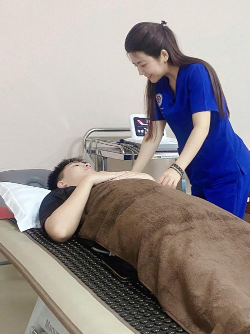 Bệnh nhân đang được điều trị phục hồi tại Khoa Phục hồi chức năng - Bệnh viện Trung ương Quân đội 108. Ảnh do Bác sỹ cung cấp