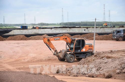 Nhà thầu huy động máy móc, thiết bị tập trung thi công nền đường cao tốc Thành phố Hồ Chí Minh - Thủ Dầu Một - Chơn Thành, đoạn qua phường Chơn Thành. Ảnh: Đậu Tất Thành - TTXVN