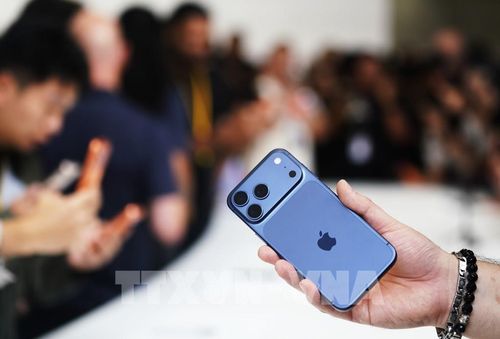 Tờ Nikkei Asia đưa tin Apple đặt mục tiêu sản xuất từ 8 triệu đến 10 triệu chiếc iPhone màn hình gập trong năm nay. Ảnh: THX/TTXVN