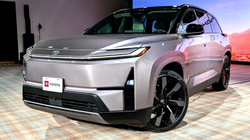 Toyota Highlander thuần điện vẫn giữ lịch sản xuất như dự kiến. Ảnh: Carscoops