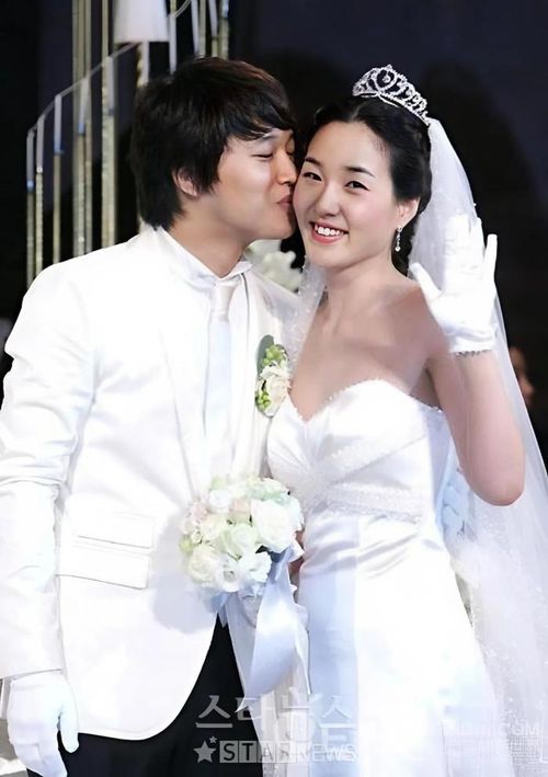 Cha Tae Hyun duy trì hôn nhân hạnh phúc suốt 20 năm bên vợ.