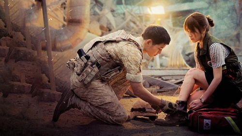 Hậu Duệ Mặt Trời tiếp tục chứng minh sức sống lâu dài của những bộ phim Hàn từng tạo tiếng vang lớn. Ra mắt năm 2016, tác phẩm có sự tham gia của Song Joong-ki, Song Hye-kyo, Jin Goo và Kim Ji-won. Câu chuyện tập trung vào Yoo Shi-jin, một đại úy lực lượng đặc nhiệm, và Kang Mo-yeon, nữ bác sĩ phẫu thuật tài năng. Khác biệt trong công việc và quan điểm sống từng khiến họ lựa chọn chia tay, nhưng cả hai sau đó gặp lại tại Urak, nơi đang chịu ảnh hưởng bởi thiên tai và dịch bệnh. Những nhiệm vụ liên tiếp đặt các nhân vật trước ranh giới sinh tử, đồng thời buộc Shi-jin và Mo-yeon nhìn lại tình cảm của mình. Sự kết hợp giữa tình yêu, y khoa và câu chuyện về những người làm nhiệm vụ trong hoàn cảnh nguy hiểm giúp bộ phim vẫn có sức hút với khán giả mới.
