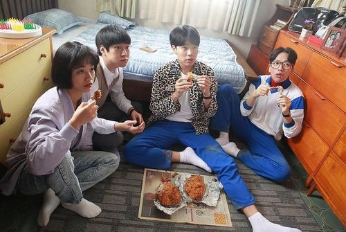 Không dựa vào những màn đấu trí hay tình tiết giật gân, Reply 1988 chinh phục người xem bằng câu chuyện gia đình, tình bạn và ký ức thanh xuân. Bộ phim lấy bối cảnh Seoul năm 1988, tập trung vào năm gia đình sống tại khu phố Ssangmun-dong và nhóm bạn thân gồm Duk-sun, Choi Taek, Jung-hwan, Sun-woo và Dong-ryong. Những câu chuyện đời thường về cha mẹ, con cái, tình làng nghĩa xóm được đan xen với quá trình trưởng thành của thế hệ trẻ. Song song với đó là tuyến tình cảm xoay quanh Duk-sun, Choi Taek và Jung-hwan, tạo nên một trong những mạch truyện được khán giả bàn luận nhiều của series. Chính cảm giác gần gũi và giàu hoài niệm giúp Reply 1988 tiếp tục được tìm xem nhiều năm sau khi phát sóng.