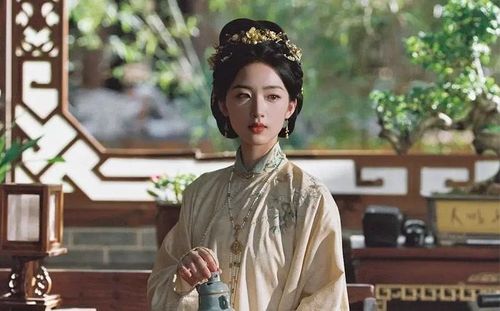 Hoa Khai Cẩm Tú hiện đứng thứ hai với chỉ số 68,96, quy tụ Đinh Vũ Hề, Đặng Ân Hy và Dữu Tĩnh Như. Bộ phim kết hợp tuyến tình cảm với các mâu thuẫn gia tộc, tranh đấu triều chính và câu chuyện liên quan đến cải cách muối, qua đó mở rộng phạm vi câu chuyện thay vì chỉ tập trung vào chuyện tình của hai nhân vật chính. Hành trình của họ được đặt giữa hàng loạt biến cố, buộc cả hai cùng đối mặt với những khác biệt về thân phận và thử thách trong cuộc sống. Dù một số ý kiến cho rằng phần chuyển thể vẫn còn hạn chế, tác phẩm nhìn chung vẫn nhận được sự quan tâm nhờ nội dung có tham vọng và màu sắc cổ trang rõ nét.