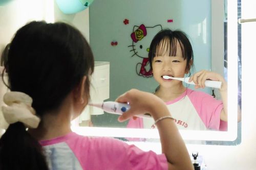 Đứng kiễng chân trước gương, tự tay lấy kem và chải răng thật cẩn thận. Hôm nay, em muốn tự làm mọi việc để chứng minh với cả nhà rằng mình "đã là học sinh lớp Một".