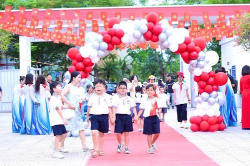 Cũng trong buổi sáng hôm nay, niềm hân hoan như ngập tràn khắp sân trường Tiểu học Đô thị Việt Hưng. Chị Đặng Nguyễn Khánh Linh (ảnh 1) - một phụ huynh - cho biết, dù con đã học lớp 2 nhưng chị vẫn rất háo hức đưa con đi tựu trường, để được sống lại với những kí ức đẹp của tuổi học trò