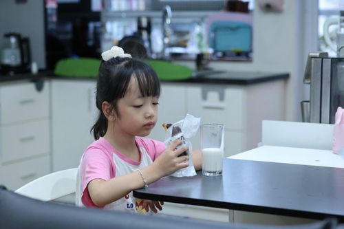 Bữa sáng diễn ra nhanh hơn thường lệ giữa niềm háo hức, mong chờ ngày khai giảng đầu tiên của cô học trò nhỏ.