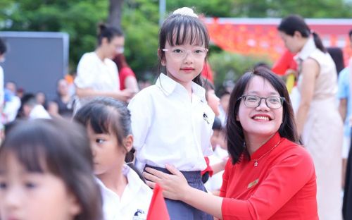 Ánh mắt trìu mến cùng nụ cười rạng rỡ của cô giáo Lê Thị Cẩm Anh như vòng tay ấm áp thứ hai, nhẹ nhàng gỡ bỏ sự rụt rè trên gương mặt cô học trò nhỏ lần đầu đi khai giảng