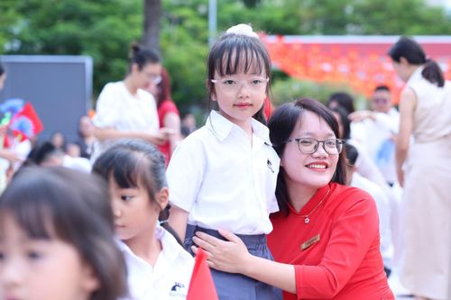 Nụ cười hiền từ và cái ôm ấm áp của cô giáo chủ nhiệm lớp 1A5 nhanh chóng xua tan vẻ rụt rè, bỡ ngỡ của cô bé lần đầu dự lễ khai giảng.
