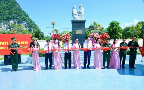 Các đại biểu cắt băng khánh thành tượng đài “Nghe lời non nước” tại khuôn viên Tiểu đoàn Huấn luyện - Cơ động, BĐBP tỉnh Nghệ An.