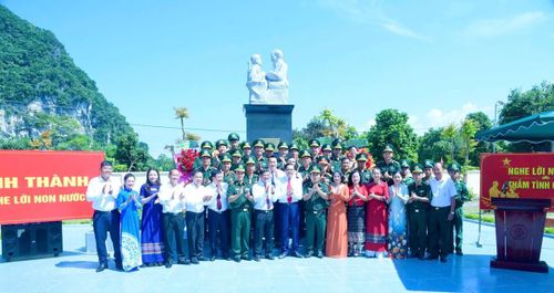 Các đại biểu chụp ảnh lưu niệm trước tượng đài.