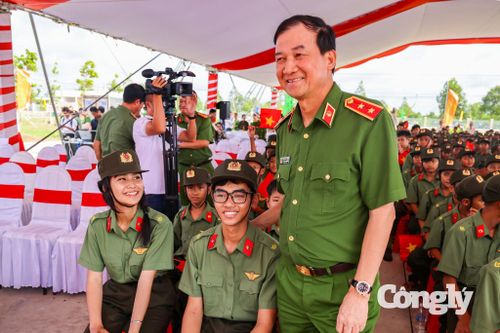 Lãnh đạo ân cần thăm hỏi, động viên các em học sinh nỗ lực học tập, rèn luyện và tự tin vươn lên trong năm học mới.