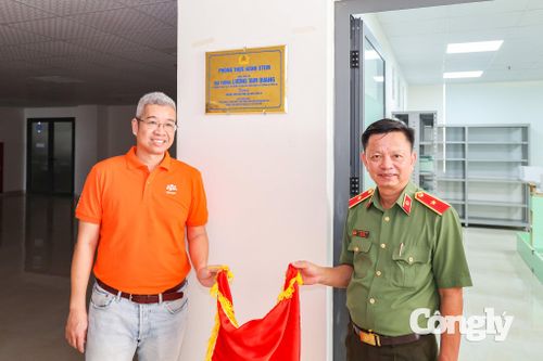 Thiếu tướng Huỳnh Việt Hòa, Giám đốc Công an TP Cần Thơ thực hiện nghi thức khánh thành phòng STEM tại Trường Văn hóa Công an nhân dân III.