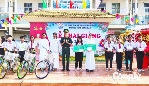 Thượng tá Lê Hoàng On, Phó Chủ nhiệm Chính trị BĐBP tỉnh tặng học bổng cho các em học sinh tại trường Trung học phổ thông Gành Hào (xã Gành Hào, Cà Mau)